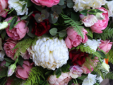 kolorowe, różowe wiązanki na grób