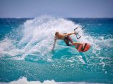 Kitesurfing sprzęt oraz mężczyzna uprawiający sport na morzu
