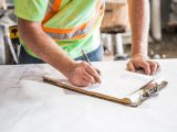 Produkcja form wtryskowych oraz mężczyzna robiący projekt