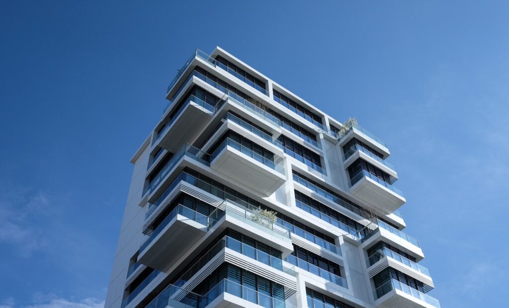 PropTech - co to? Blok z mieszkaniami. 